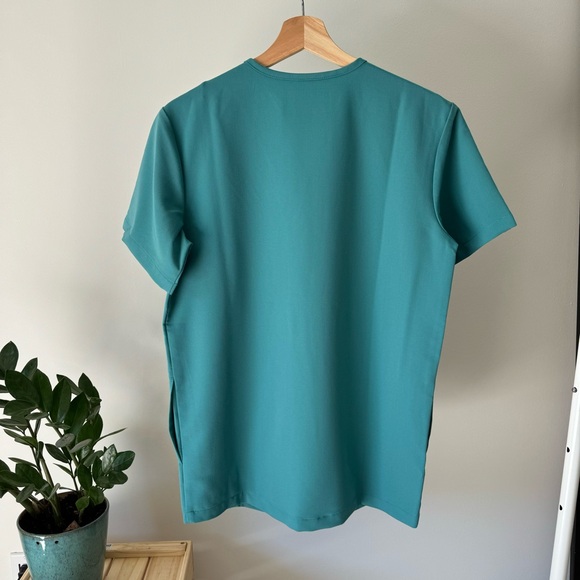 NWT Men's Cactus Chisec™ - Three-Pocket Scrub Top - XS in Cactus - Picture 3 of 5